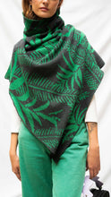 Cargar imagen en el visor de la galería, Poncho Palmas - gris oscuro y verde esmeralda