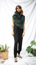 Cargar imagen en el visor de la galería, Poncho Palmas - negro y verde pino