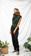 Cargar imagen en el visor de la galería, Poncho Palmas - negro y verde pino