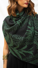 Cargar imagen en el visor de la galería, Poncho Palmas - negro y verde pino