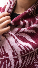 Cargar imagen en el visor de la galería, Poncho Palmas - vinotinto y rosado - DISPONIBLE POR ENCARGO