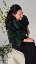 Cargar imagen en el visor de la galería, Poncho Palmas - negro y verde pino
