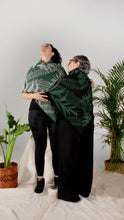 Cargar imagen en el visor de la galería, Poncho Palmas - negro y verde pino