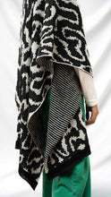 Cargar imagen en el visor de la galería, Ruana Coral - crudo, gris oscuro y negro - DISPONIBLE POR ENCARGO