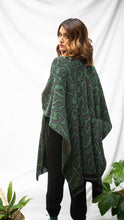 Cargar imagen en el visor de la galería, Ruana Coral - verde pino, gris oscuro y negro - DISPONIBLE POR ENCARGO
