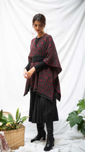 Cargar imagen en el visor de la galería, Ruana Coral - vinotinto, gris oscuro y negro - DISPONIBLE POR ENCARGO