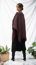 Cargar imagen en el visor de la galería, Ruana Coral - vinotinto, gris oscuro y negro - DISPONIBLE POR ENCARGO