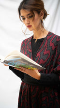 Cargar imagen en el visor de la galería, Ruana Coral - vinotinto, gris oscuro y negro - DISPONIBLE POR ENCARGO