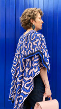 Cargar imagen en el visor de la galería, Ruana Coral - rosado, azul rey y azul oscuro