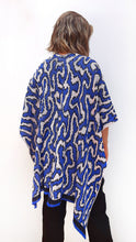 Cargar imagen en el visor de la galería, Ruana Coral - rosado, azul rey y azul oscuro