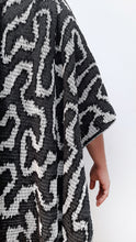 Cargar imagen en el visor de la galería, Ruana Coral - crudo, gris oscuro y negro - DISPONIBLE POR ENCARGO