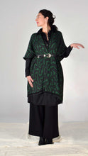 Cargar imagen en el visor de la galería, Ruana Coral - verde pino, gris oscuro y negro - DISPONIBLE POR ENCARGO
