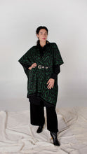 Cargar imagen en el visor de la galería, Ruana Coral - verde pino, gris oscuro y negro - DISPONIBLE POR ENCARGO