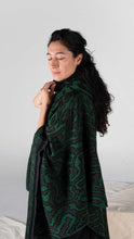 Cargar imagen en el visor de la galería, Ruana Coral - verde pino, gris oscuro y negro - DISPONIBLE POR ENCARGO
