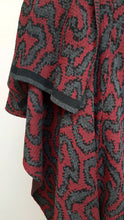 Cargar imagen en el visor de la galería, Ruana Coral - vinotinto, gris oscuro y negro - DISPONIBLE POR ENCARGO