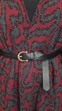 Cargar imagen en el visor de la galería, Ruana Coral - vinotinto, gris oscuro y negro - DISPONIBLE POR ENCARGO