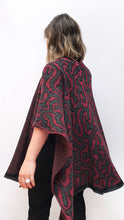 Cargar imagen en el visor de la galería, Ruana Coral - vinotinto, gris oscuro y negro - DISPONIBLE POR ENCARGO