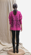 Cargar imagen en el visor de la galería, Suéter Orquídea Alpaca - Fucsia y Negro
