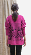 Cargar imagen en el visor de la galería, Suéter Orquídea Alpaca - Fucsia y Negro