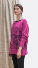 Cargar imagen en el visor de la galería, Suéter Orquídea Alpaca - Fucsia y Negro
