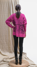 Cargar imagen en el visor de la galería, Suéter Orquídea Alpaca - Fucsia y Negro