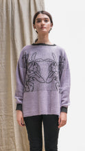 Cargar imagen en el visor de la galería, Suéter Orquídea Alpaca - Lavanda y Gris Oscuro