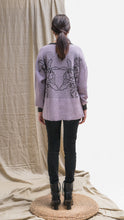 Cargar imagen en el visor de la galería, Suéter Orquídea Alpaca - Lavanda y Gris Oscuro
