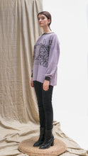 Cargar imagen en el visor de la galería, Suéter Orquídea Alpaca - Lavanda y Gris Oscuro