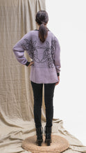 Cargar imagen en el visor de la galería, Suéter Orquídea Alpaca - Lavanda y Gris Oscuro