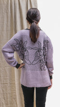 Cargar imagen en el visor de la galería, Suéter Orquídea Alpaca - Lavanda y Gris Oscuro