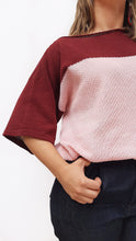 Cargar imagen en el visor de la galería, Camiseta Tejida Bloques - rosado y vinotinto
