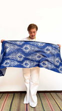 Cargar imagen en el visor de la galería, Chal Plumas - azul rey y gris claro
