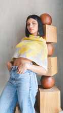 Cargar imagen en el visor de la galería, Poncho Yarumo - arena y amarillo
