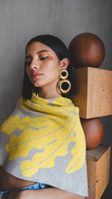Cargar imagen en el visor de la galería, Poncho Yarumo - arena y amarillo
