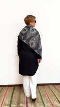 Cargar imagen en el visor de la galería, Poncho Plumas - arena y gris oscuro
