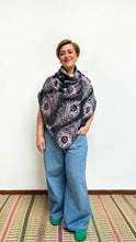 Cargar imagen en el visor de la galería, Poncho Plumas - azul oscuro y rosado
