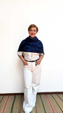 Cargar imagen en el visor de la galería, Poncho Plumas - azul oscuro y azul rey
