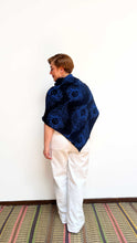 Cargar imagen en el visor de la galería, Poncho Plumas - azul oscuro y azul rey
