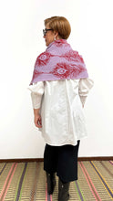 Cargar imagen en el visor de la galería, Poncho Plumas - lila y rojo
