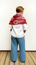 Cargar imagen en el visor de la galería, Poncho Plumas - rojo y rosado

