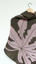 Cargar imagen en el visor de la galería, Poncho Yarumo - verde militar y rosado
