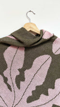 Cargar imagen en el visor de la galería, Poncho Yarumo - verde militar y rosado
