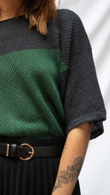 Cargar imagen en el visor de la galería, Camiseta Tejida Bloques - verde pino y gris oscuro - DISPONIBLE POR ENCARGO
