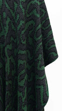 Cargar imagen en el visor de la galería, Ruana Coral - verde pino, gris oscuro y negro
